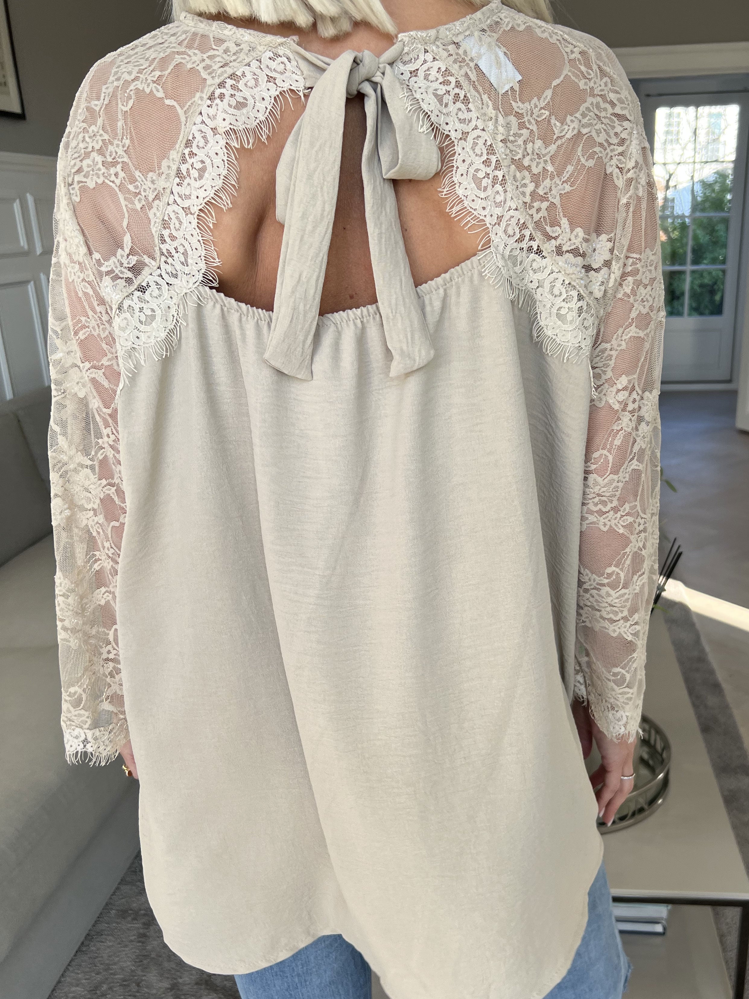 Nadine - Söt spetstunika med rosett i ryggen